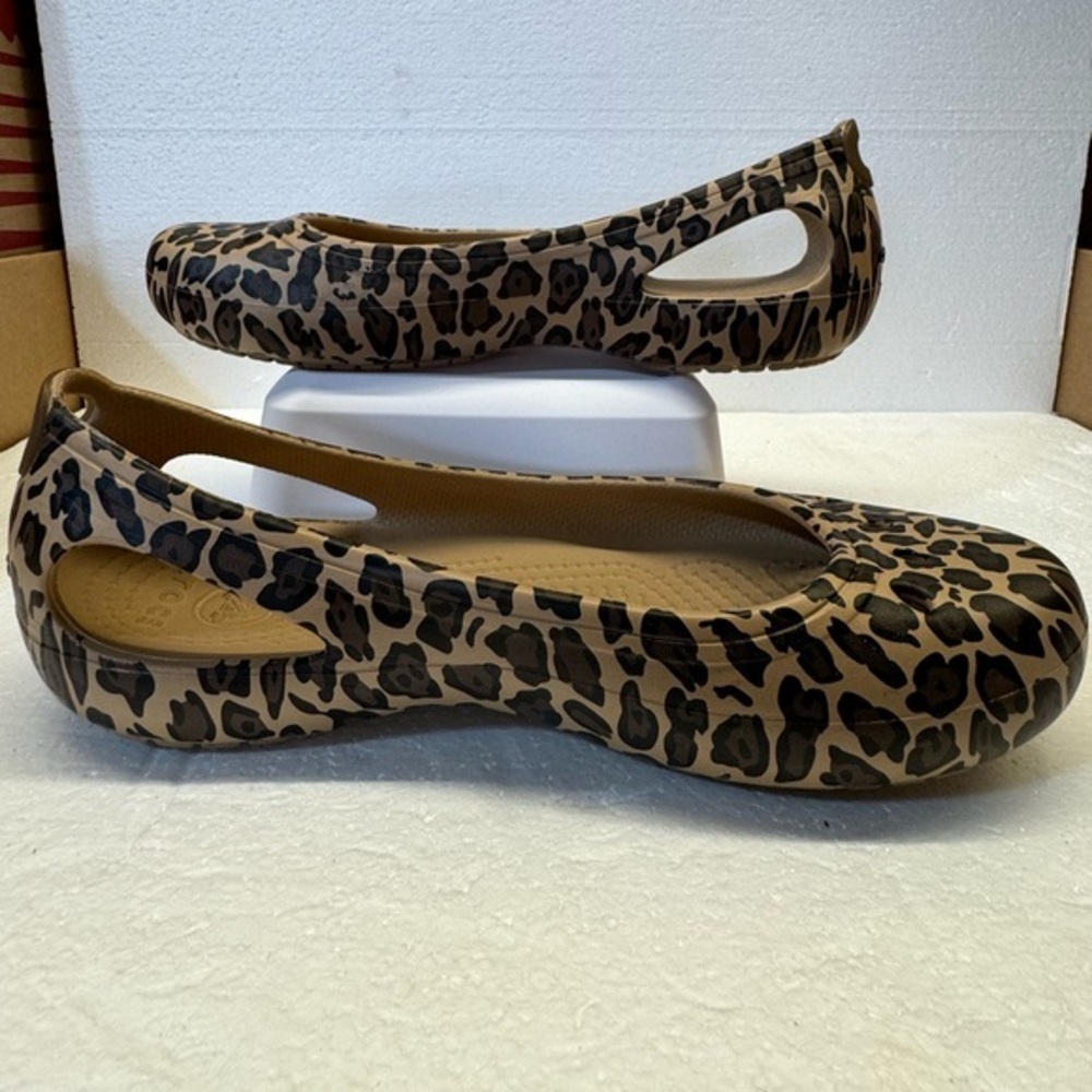 CROCS Women's Kadee Flats in a‎ leopard print pattern sz 7 GUC